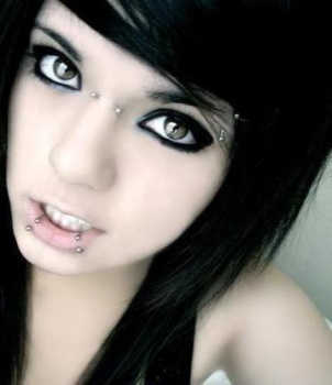 Fille tatouée et piercée