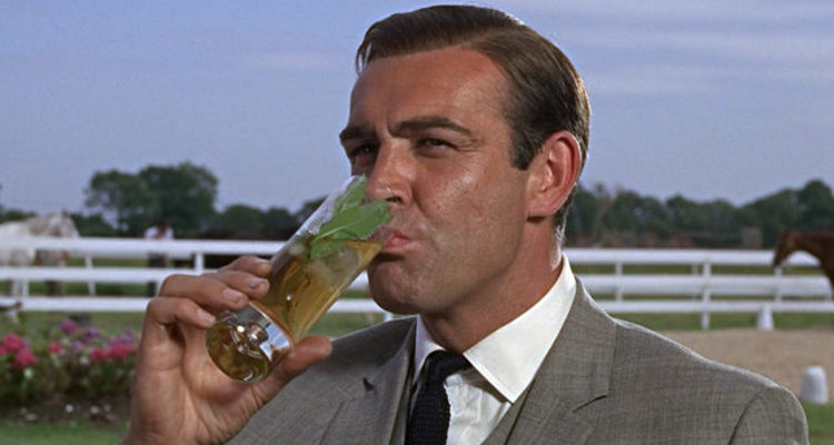 James Bond buvant un verre