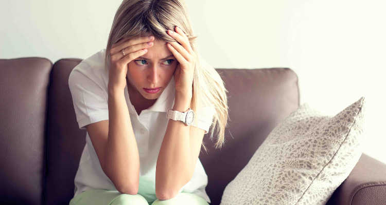 Femme angoissée par sa perte de valeur