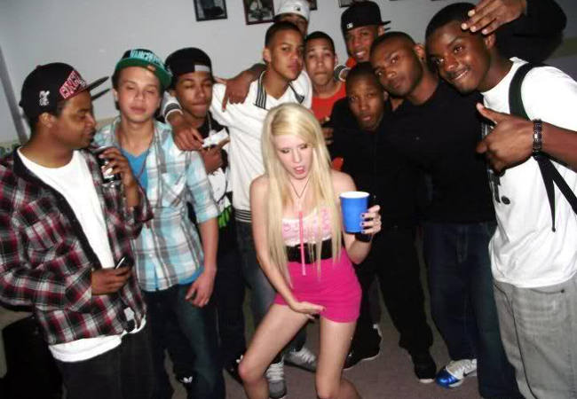Fille seule en soirée avec un groupe d'hommes