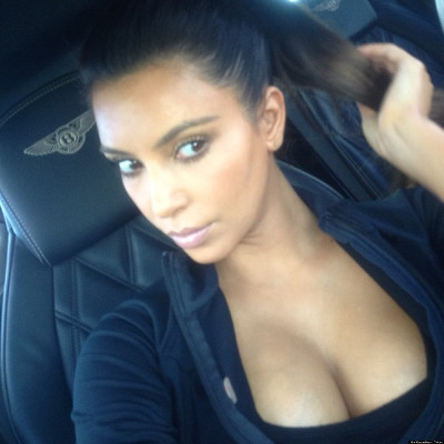 Kim Kardashian montre son décolleté